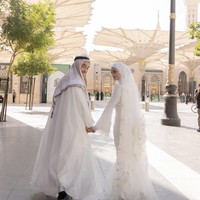 Sementara itu, Putri Zulhas tampil anggun dalam gaun panjang berwarna putih gading, lengkap dengan veil panjang yang dihiasi aksen bunga 3D. Detail tersebut memberikan sentuhan elegan namun tetap sederhana. Foto: dok. Instagram @putri_zulhas