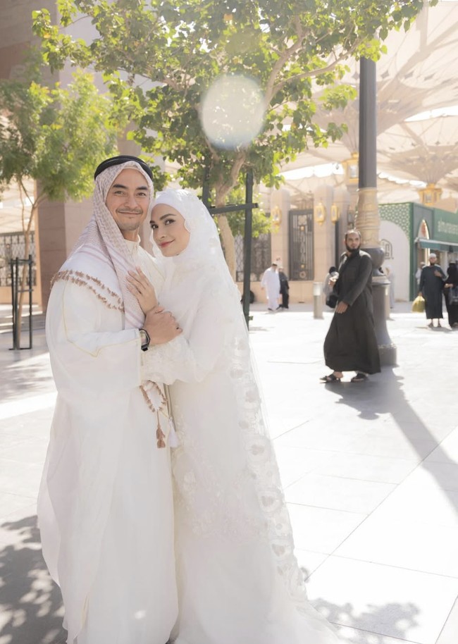 Zumi Zola mengenakan thawb putih atau gamis khas Arab Saudi. Penampilannya dilengkapi dengan sorban coklat dan igal hitam—aksesori tradisional pria Timur Tengah. Peci putih yang dikenakannya menambah nuansa religius pada penampilan. Foto: dok. Instagram @putri_zulhas