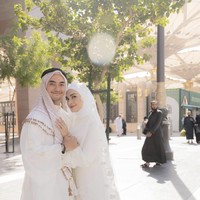 Zumi Zola mengenakan thawb putih atau gamis khas Arab Saudi. Penampilannya dilengkapi dengan sorban coklat dan igal hitam—aksesori tradisional pria Timur Tengah. Peci putih yang dikenakannya menambah nuansa religius pada penampilan. Foto: dok. Instagram @putri_zulhas