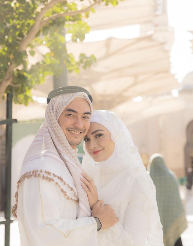 Zumi Zola membagikan kabar bahagia ini melalui Instagram pribadinya. Dalam unggahan reels singkat, ia menyampaikan rasa syukur telah berhasil melaksanakan akad nikah di depan Masjid Nabawi. Assalamualaikum warahmatullahi wabarakatuh, ini jalan-jalan pertama kita sebagai suami dan istri. Alhamdulillah bisa ijab qabul di Madinah, depan Masjid Nabawi, ucapnya. Foto: dok. Instagram @putri_zulhas
