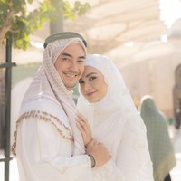 Zumi Zola membagikan kabar bahagia ini melalui Instagram pribadinya. Dalam unggahan reels singkat, ia menyampaikan rasa syukur telah berhasil melaksanakan akad nikah di depan Masjid Nabawi. Assalamualaikum warahmatullahi wabarakatuh, ini jalan-jalan pertama kita sebagai suami dan istri. Alhamdulillah bisa ijab qabul di Madinah, depan Masjid Nabawi, ucapnya. Foto: dok. Instagram @putri_zulhas