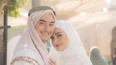 6 Selebriti yang Menikah di Tanah Suci, Terbaru Zumi Zola dan Putri Zulhas