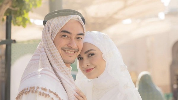 6 Selebriti yang Menikah di Tanah Suci, Terbaru Zumi Zola dan Putri Zulhas