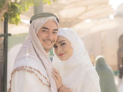 6 Selebriti yang Menikah di Tanah Suci, Terbaru Zumi Zola dan Putri Zulhas