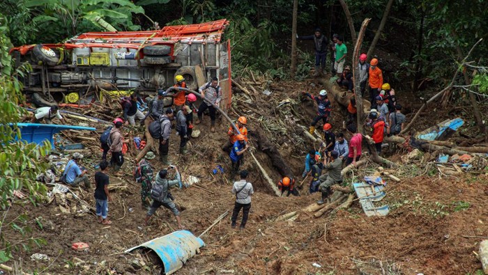 Sejumlah personel SAR gabungan membawa kantong berisi jenazah korban bencana longsor saat pencarian di Kampung Cisarakan, Simpenan, Kabupaten Sukabumi, Jawa Barat, Sabtu (7/12/2024). Komandan Tim Operasi Basarnas Fajar Laksana Ginting menyatakan musibah tanah longsor yang melanda Kampung Cisarakan RT 22/09, Desa Loji, Kecamatan Simpenan, Kabupaten Sukabumi pada Rabu (4/12) menyebabkan lima korban jiwa tertimbun longsor, dan kelimanya telah ditemukan. ANTARA FOTO/Yulius Satria Wijaya/aww.