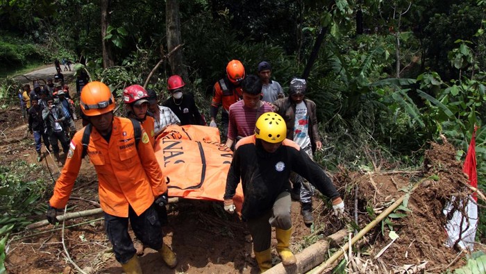 Sejumlah personel SAR gabungan membawa kantong berisi jenazah korban bencana longsor saat pencarian di Kampung Cisarakan, Simpenan, Kabupaten Sukabumi, Jawa Barat, Sabtu (7/12/2024). Komandan Tim Operasi Basarnas Fajar Laksana Ginting menyatakan musibah tanah longsor yang melanda Kampung Cisarakan RT 22/09, Desa Loji, Kecamatan Simpenan, Kabupaten Sukabumi pada Rabu (4/12) menyebabkan lima korban jiwa tertimbun longsor, dan kelimanya telah ditemukan. ANTARA FOTO/Yulius Satria Wijaya/aww.