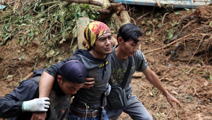 Sejumlah personel SAR gabungan membawa kantong berisi jenazah korban bencana longsor saat pencarian di Kampung Cisarakan, Simpenan, Kabupaten Sukabumi, Jawa Barat, Sabtu (7/12/2024). Komandan Tim Operasi Basarnas Fajar Laksana Ginting menyatakan musibah tanah longsor yang melanda Kampung Cisarakan RT 22/09, Desa Loji, Kecamatan Simpenan, Kabupaten Sukabumi pada Rabu (4/12) menyebabkan lima korban jiwa tertimbun longsor, dan kelimanya telah ditemukan. ANTARA FOTO/Yulius Satria Wijaya/aww.