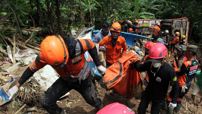 Sejumlah personel SAR gabungan membawa kantong berisi jenazah korban bencana longsor saat pencarian di Kampung Cisarakan, Simpenan, Kabupaten Sukabumi, Jawa Barat, Sabtu (7/12/2024). Komandan Tim Operasi Basarnas Fajar Laksana Ginting menyatakan musibah tanah longsor yang melanda Kampung Cisarakan RT 22/09, Desa Loji, Kecamatan Simpenan, Kabupaten Sukabumi pada Rabu (4/12) menyebabkan lima korban jiwa tertimbun longsor, dan kelimanya telah ditemukan. ANTARA FOTO/Yulius Satria Wijaya/aww.