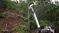 Selain dampak yang merusak, akses komunikasi dan listrik di lokasi bencana Sukabumi dan Cianjur ada yang masih terputus.