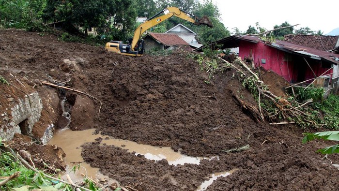 Sejumlah personel SAR gabungan membawa kantong berisi jenazah korban bencana longsor saat pencarian di Kampung Cisarakan, Simpenan, Kabupaten Sukabumi, Jawa Barat, Sabtu (7/12/2024). Komandan Tim Operasi Basarnas Fajar Laksana Ginting menyatakan musibah tanah longsor yang melanda Kampung Cisarakan RT 22/09, Desa Loji, Kecamatan Simpenan, Kabupaten Sukabumi pada Rabu (4/12) menyebabkan lima korban jiwa tertimbun longsor, dan kelimanya telah ditemukan. ANTARA FOTO/Yulius Satria Wijaya/aww.