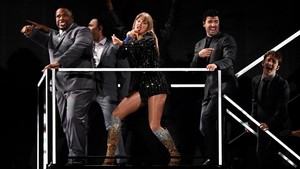 Konser ini menjadi bagian akhir dari Tur The Eras, yang telah memecahkan berbagai rekor di dunia musik.