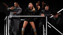 Aksi Memukau Taylor Swift Akhiri The Eras Tour
