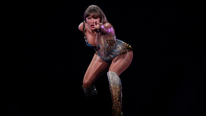 Taylor Swift performs, as her record-breaking The Eras Tour comes to an end with the first of her three concerts, in Vancouver, British Columbia, Canada December 6, 2024.  REUTERS/Jennifer Gauthier NO COMMERCIAL OR BOOK SALES
