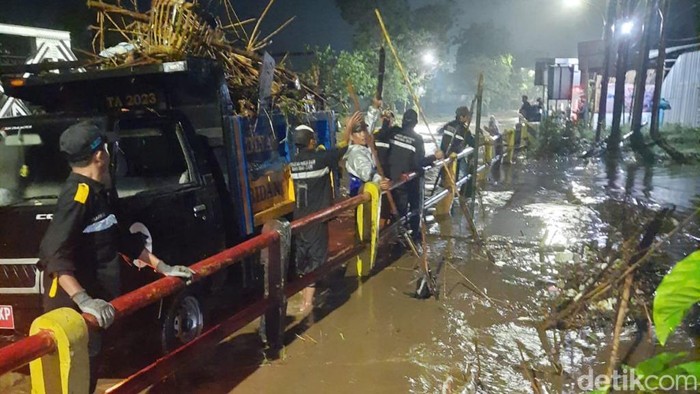 Antisipasi Sungai Meluap ke Jalur Pantura, Tumpukan Sampah di Jembatan Buk Wedi Kota Pasuruan Dibersihkan