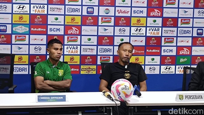 Asisten Pelatih Persebaya Uston Nawawi