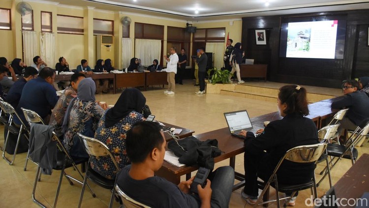 Sebanyak 30 pelaku pariwisata Sumenep mengikuti pelatihan Bahasa Inggris digital yang digagas BAKTI di aula Diskominfo Sumenep, Selasa (3/12/2024).