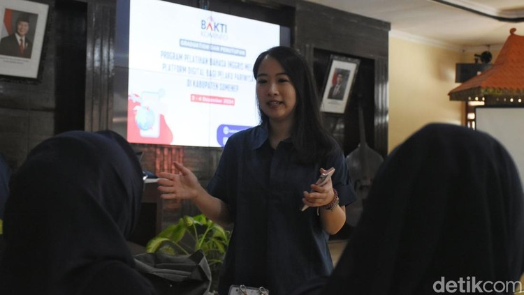 BAKTI Dorong Pariwisata Sumenep Lewat Pelatihan Bahasa Inggris Sebanyak 30 pelaku pariwisata Sumenep mengikuti pelatihan Bahasa Inggris digital yang digagas BAKTI di aula Diskominfo Sumenep, Selasa (3/12/2024).