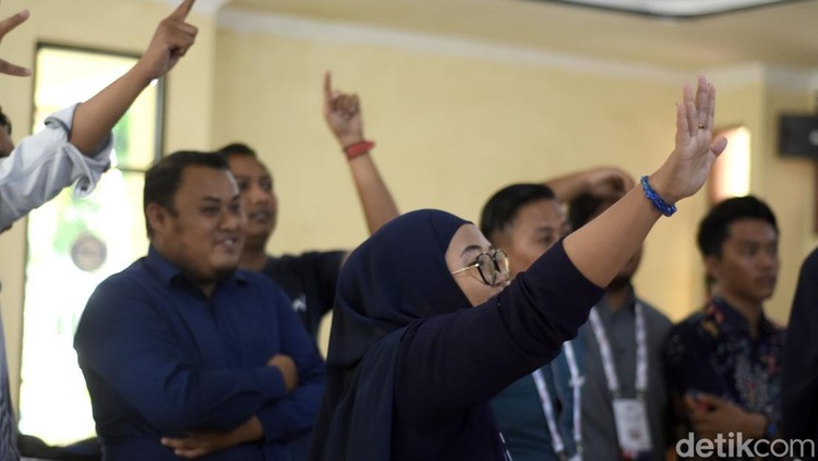 BAKTI Dorong Pariwisata Sumenep Lewat Pelatihan Bahasa Inggris Sebanyak 30 pelaku pariwisata Sumenep mengikuti pelatihan Bahasa Inggris digital yang digagas BAKTI di aula Diskominfo Sumenep, Selasa (3/12/2024).
