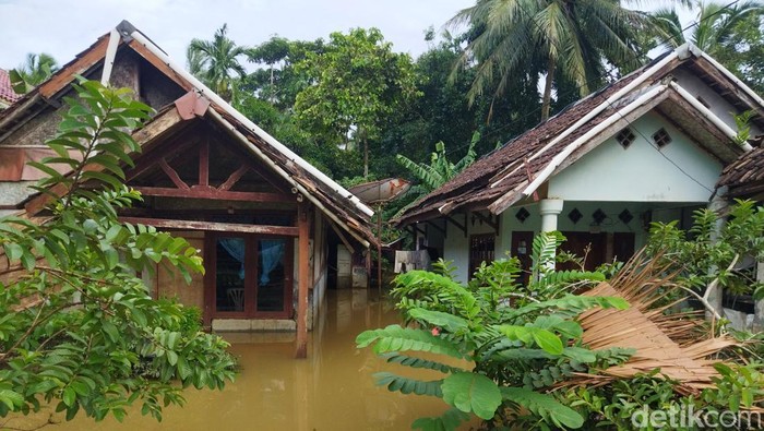 Banjir masih menggenangi kecamatan Patia dan Pagelaran