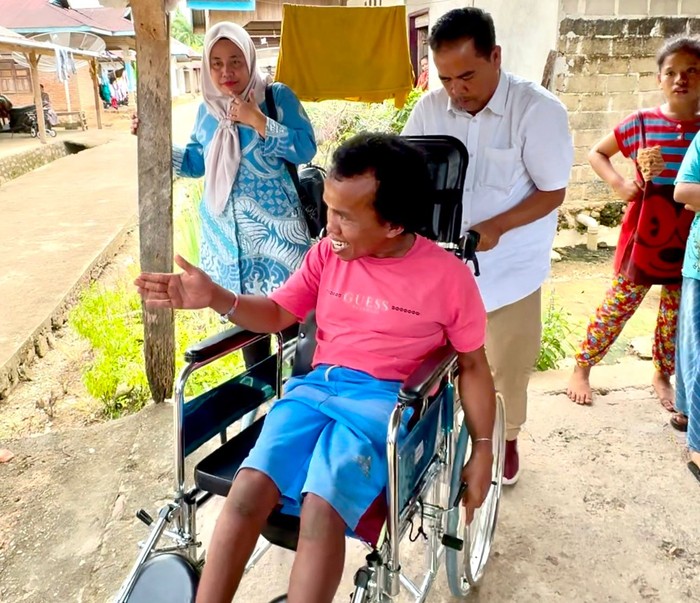 Bantuan kursi roda