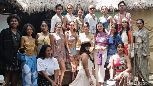 Belasan model memperagakan busana ramah lingkungan dengan pewarna alami dari bunga dan batang pohon dalam ajang Sustainable Fashion Fest (SFF) 2024 di Canggu, Badung, Bali, Sabtu (7/12/2024). (Foto: Ni Made Lastri Karsiani Putri/detikBali)