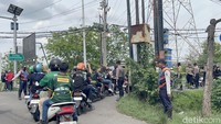 Para suporter dengan menggunakan kendaraan roda dua mulai memadati gerbang masuk menuju Stadion Gelora Bung Tomo di Jalan Jawar, Surabaya.