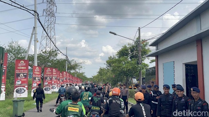 Bonek mulai berdatangan jelang laga Persebaya vs Arema FC ke Stadion GBT Surabaya