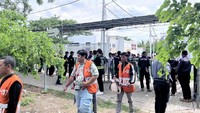 Sejumlah petugas marshal sepurtor pun ikut mengawal tertibnya suporter masuk ke Stadion GBT.
