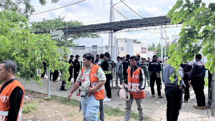 Bonek mulai berdatangan jelang laga Persebaya vs Arema FC ke Stadion GBT Surabaya Bonek mulai berdatangan jelang laga Persebaya vs Arema FC ke Stadion GBT Surabaya