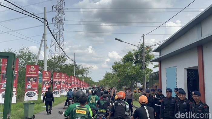 Bonek mulai berdatangan jelang laga Persebaya vs Arema FC ke Stadion GBT Surabaya