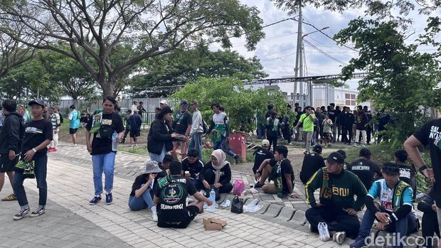 Bonek saat berada di sekitar Stadion GBT jelang laga Persebaya vs Arema FC