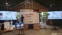 Coffee Class bersama detikfood kali ini menyapa arek Suroboyo. Kegiatan ini berkolaborasi bersama Irvan Helmi dari Ketua SCOPI & Co Founder Anomali Coffee dan Uncle Jo selaku CEO & Founder UNCLEJOKOPI.ID. Foto: detikcom/Diah Afrilian
