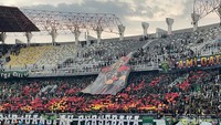 Koreo pertama dihadirkan oleh Tribun Kidul. Koreo tersebut dirancang khusus oleh Tribun Kidul untuk menyemangati skuad Persebaya sekaligus meneror mental para pemain Arema.