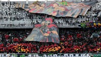Para suporter Persebaya Surabaya yang berada di Tribun Kidul terlihat membentang koreo bertema The Legend Football of Hero City.