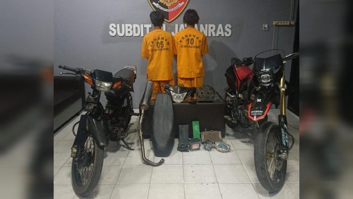 Dua pencuri motor dan barang bukti saat diamankan polisi
