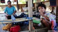 Tangan-tangan cekatan merajut wastra dengan penuh kesabaran yang menyisakan bunyi tak-tuk-tak-tuk menenun.