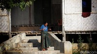 Belakangan penggunaan tenun Sumba lebih luwes dan menjadi bagian dari fashion. Acara pernikahan, seni panggung, merchandise, hingga pemakaian sehari-hari.