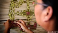 Kain tenun Sumba dijual dengan berbagai macam harga dilihat dari motif dan besar kecil kain serta jenis bahan pewarna yang digunakan.