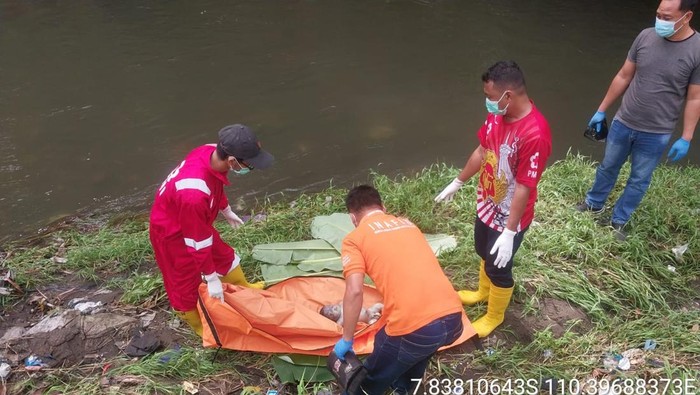 Evakuasi mayat bayi di sungai Gajah Wong, Sareman, Singosaren, Banguntapan, Kabupaten Bantul, Sabtu (7/12/2024).