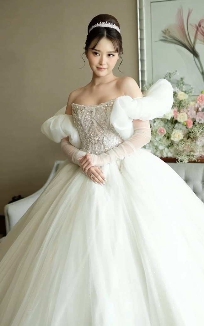 Untuk acara resepsi, BA game yang sering tampil di podcast YouTube ini memilih ballgown yang dramatis. Rok dari tulle yang dirangkai berlapis memberikan volume megah tanpa terkesan berat.  Foto: Instagram