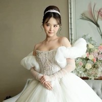 Untuk acara resepsi, BA game yang sering tampil di podcast YouTube ini memilih ballgown yang dramatis. Rok dari tulle yang dirangkai berlapis memberikan volume megah tanpa terkesan berat.  Foto: Instagram