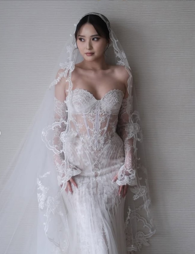 Vior mempercayakan desainer bridal Cindy Tandiyah untuk merancang gaun pengantin saat pemberkatan. Desainnya mewah dan elegan dengan sentuhan sensual. Foto: Instagram