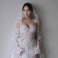 Vior mempercayakan desainer bridal Cindy Tandiyah untuk merancang gaun pengantin saat pemberkatan. Desainnya mewah dan elegan dengan sentuhan sensual. Foto: Instagram