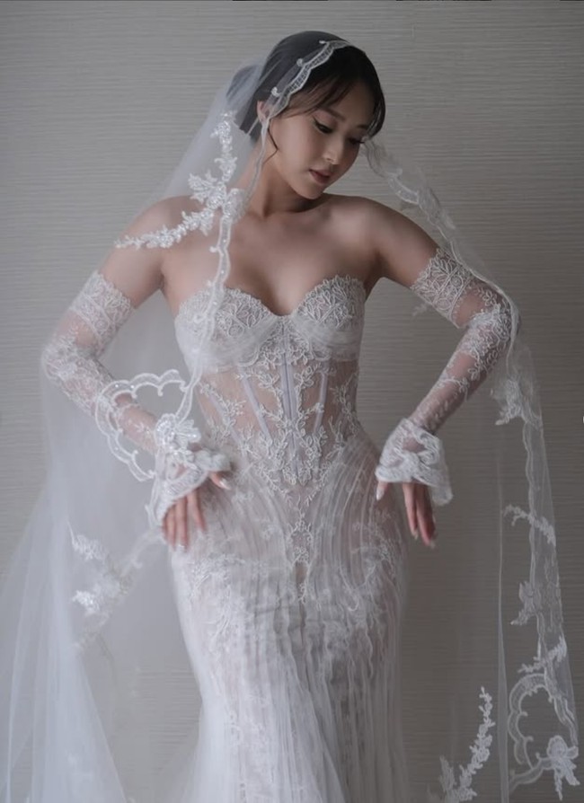 Detail bordir dan kerumitan motif pada gaun menciptakan kesan klasik sekaligus modern. Foto: Instagram