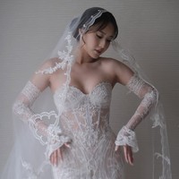 Detail bordir dan kerumitan motif pada gaun menciptakan kesan klasik sekaligus modern. Foto: Instagram