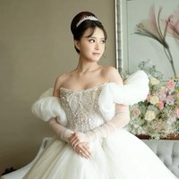 Tiara sederhana membuat penampilan Vior bak princess. Wajah orientalnya pun semakin cantik dengan pulasan makeup bernuansa nude romantis hasil sapuan tangan makeup artist Kun Soo. Foto: Instagram/@kunsoomakeupartist