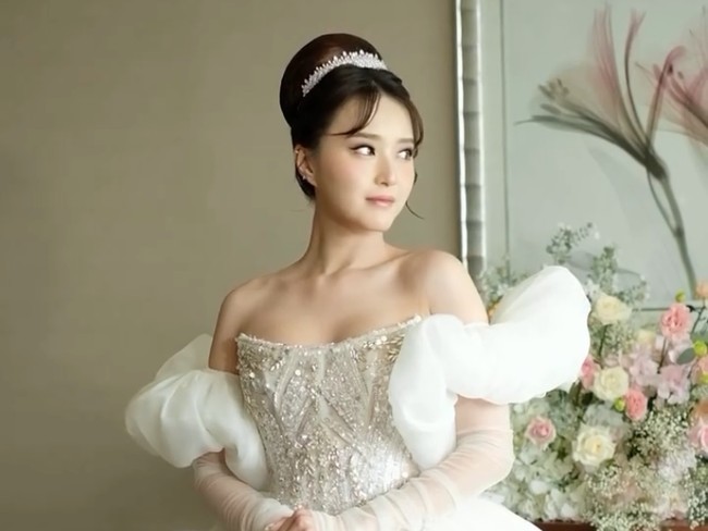 Tiara sederhana membuat penampilan Vior bak princess. Wajah orientalnya pun semakin cantik dengan pulasan makeup bernuansa nude romantis hasil sapuan tangan makeup artist Kun Soo. Foto: Instagram/@kunsoomakeupartist