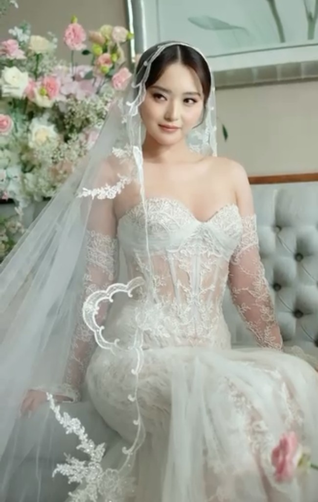 Terbuat dari lace transparan yang halus, gaun ini memiliki potongan korset bustier yang mempertegas siluet tubuh.  Foto: Instagram