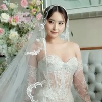 Terbuat dari lace transparan yang halus, gaun ini memiliki potongan korset bustier yang mempertegas siluet tubuh.  Foto: Instagram