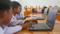 Kepala Sekolah SDN 3 Wawonii Tengah, Waida mengingat kembali tahun-tahun awal ia bertugas pada 2001. Saat itu, ia masih berstatus guru honorer di SDN Tumbu-Tumbu Jaya Wawonii Tengah. Proses pembelajaran saat itu sangat sederhana. Murid belajar dari buku teks seadanya, dan komunikasi antara guru dan orang tua pun dilakukan melalui surat yang diantar langsung atau kunjungan rumah.